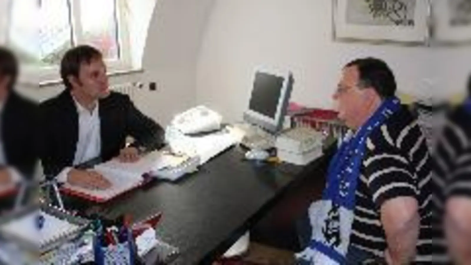 Herbert Schröger von »Löwen-Fans gegen Rechts« berät sich mit Anwalt Marco Noli.  (Foto: hb)