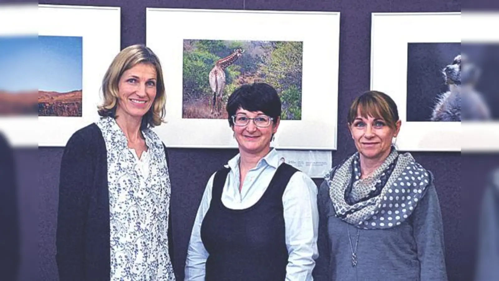 Margit Napieralla (Büchereileitung) mit Eleisa Caro und Hilde Jüngst vom Fotoclub (v. li.). 	 (Foto: vhs vaterstetten)