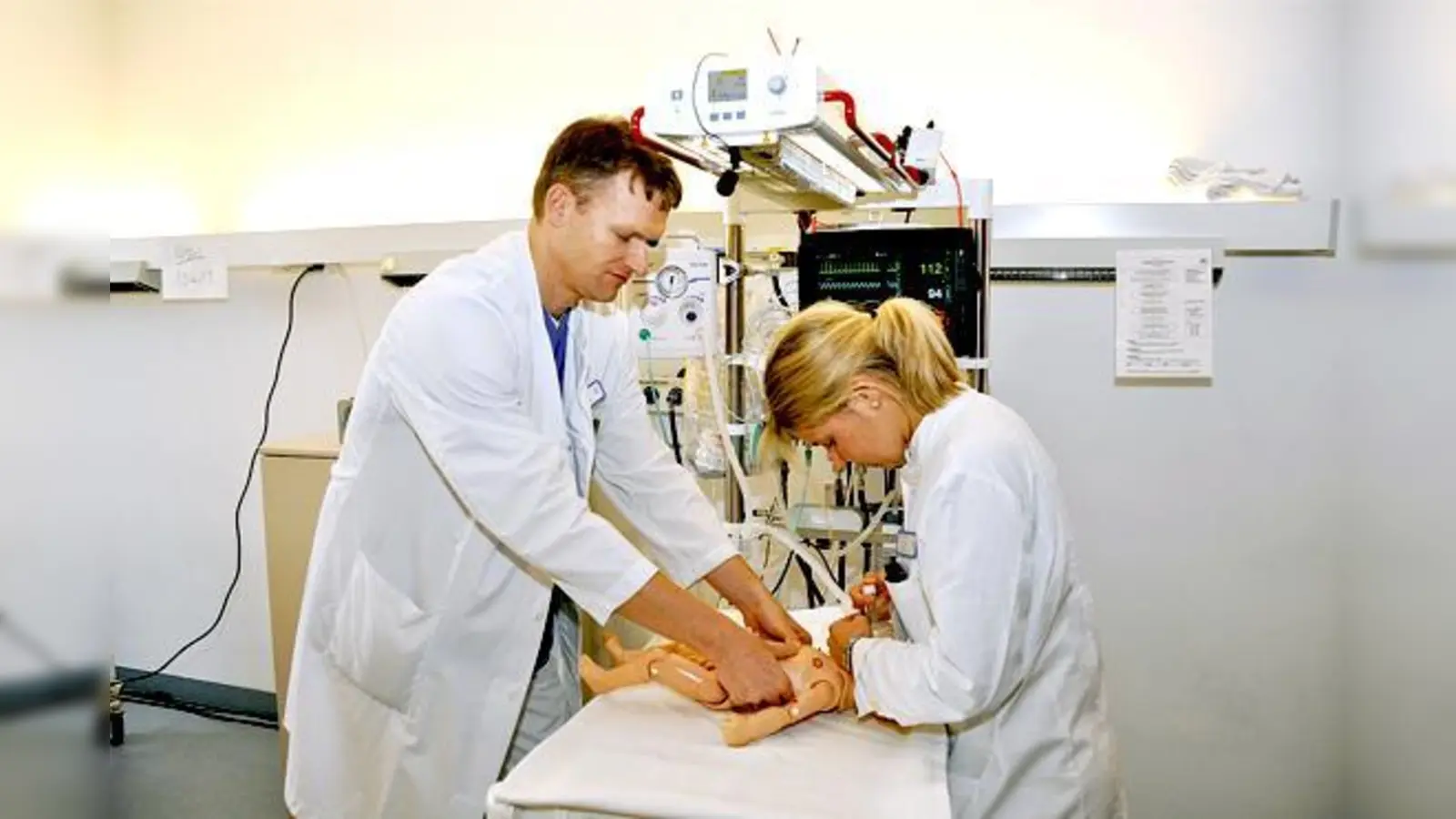 Oberarzt Dr. Stephan Hasmüller (li.) und Assistenzärztin Dr. Julia Paulus proben den Notfall an einer Babypuppe.	 (Foto: Kreisklinik Ebersberg)