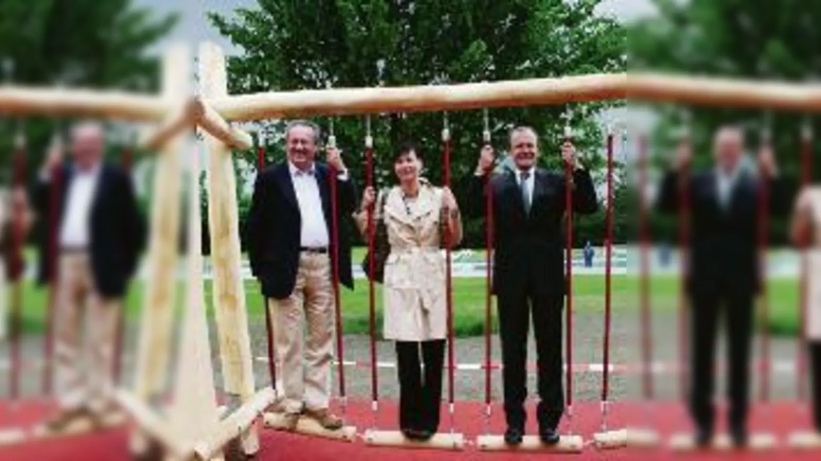 OB Christian Ude zusammen mit Bäderchefin Katja Gieseking und SWM-Geschäftsführer Dr. Kurt Mühlhäuser bei der Eröffnung des Schyrenbads.  (Foto: ak)