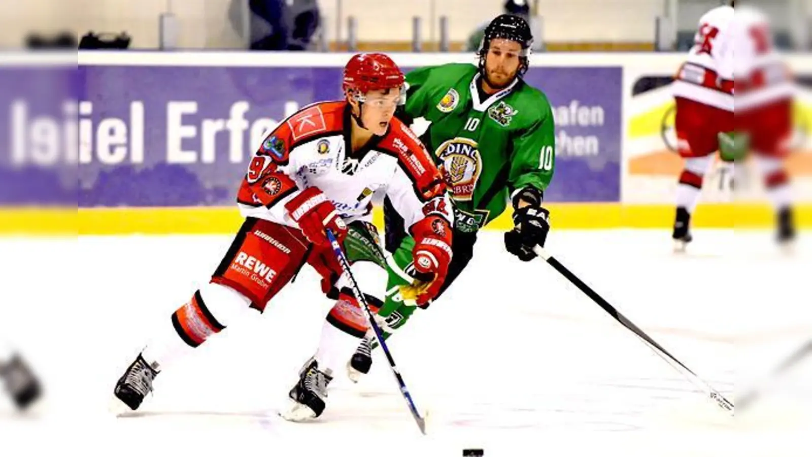 Raphael Kaefer (l.) gegen Alexander Gantschnig von den Erding Gladiators. 	 (Foto: smg/Nicky Alexander)