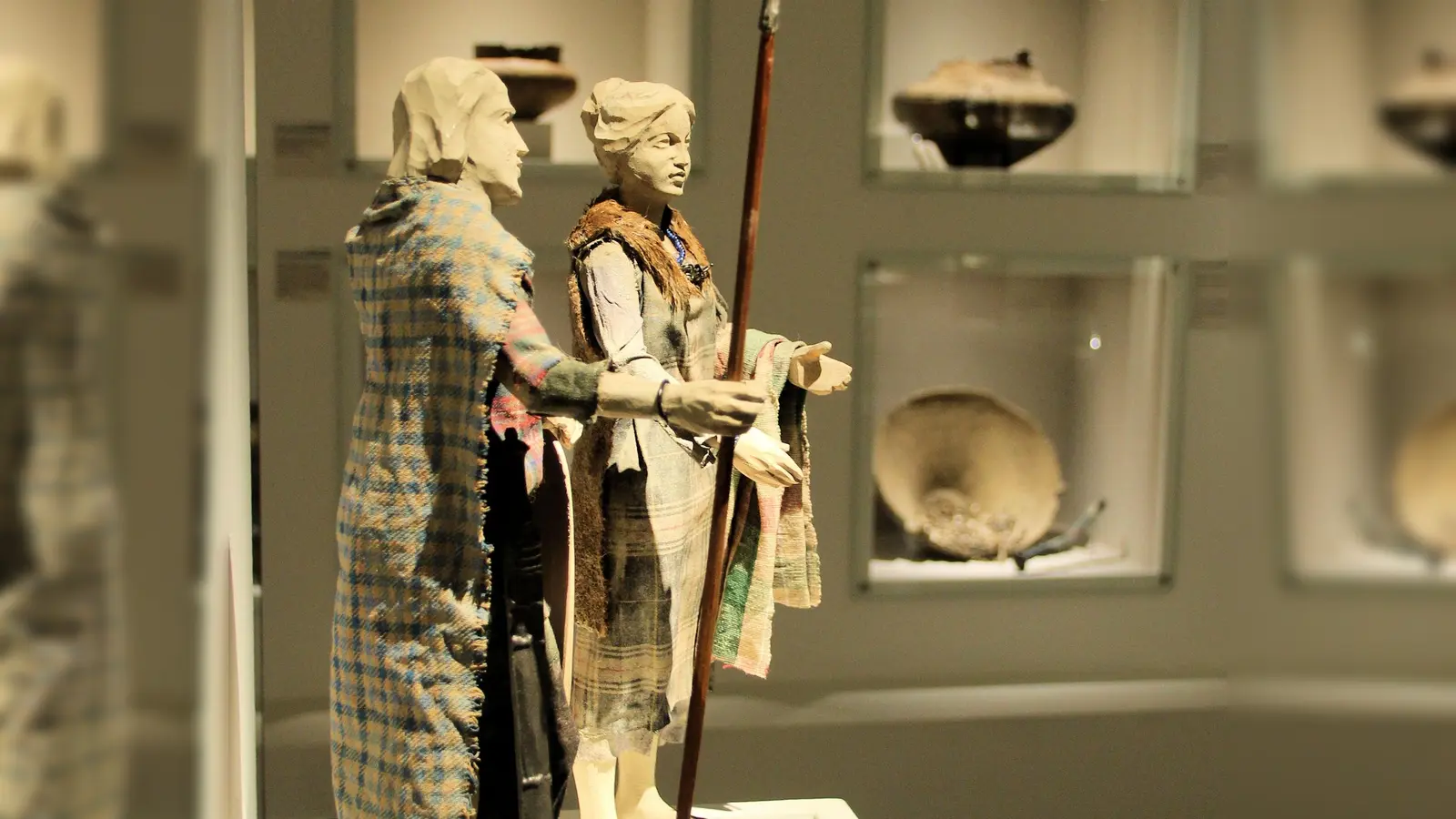 Figurenpaar in keltischer Kleidung: Die Dauerausstellung des AschheiMuseum umfassst die Entwicklungen vom Ende der Jungsteinzeit bis heute. (Foto: GHS, AschheiMuseum)