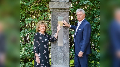 Oberbürgermeister Dieter Reiter und die Präsidentin der IKG München und Oberbayern, Dr. h.c. Charlotte Knobloch überreichten ein Erinnerungszeichen für deren Großmutter Albertine Neuland der Öffentlichkeit. (Foto: Stadtarchiv München/T. Hauzenberger)