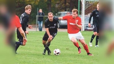 So wie hier war der FC Finsing (in Schwarz) in der Partie selten auf Augenhöhe mit der BSG Taufkirchen.	 (Foto: C. Riedel)