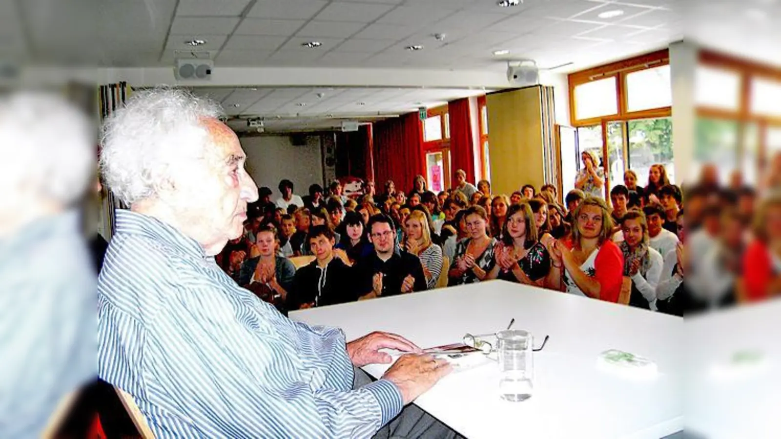 Max Mannheimer im Sommer im Gymnasium Grafing. Am kommenden Donnerstag ist er bei einer Filmvorführung im Grafinger Capitol zu Gast.	 (Foto: oh)