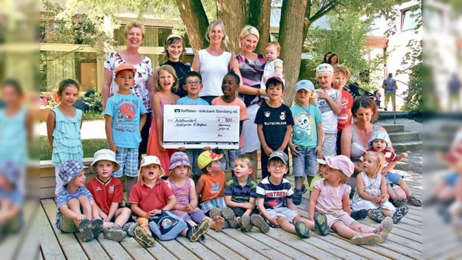 Kinder aus der Kindertagesstätte St. Sebastian mit ihren Erzieherinnen und Mitgliedern des Elternbeirats. Sie sammelten 800 Euro für die vom Hochwasser zerstörte Kita St. Stephan in Passau.	 (Foto: Kindergarten)