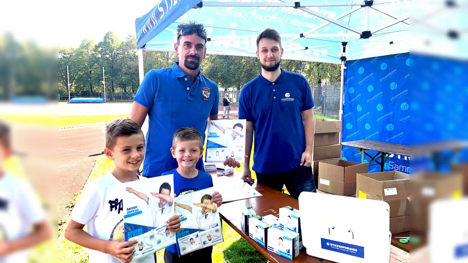Jonas de Jager freut sich über den enormen Andrang beim Verkauf der Stickeralben der Fortuna Unterhaching. Fortuna-Gründungsmitglied Gabriel Galiano mit seinen beiden Söhnen Fabio und Paolo freuen sich über diese gelungene Aktion.  (Foto: hw)
