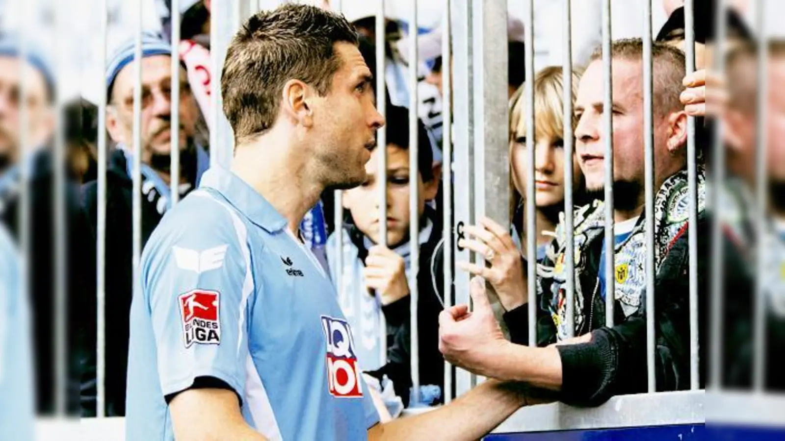 Torben Hoffmann stellte sich nach dem Spiel den Fans  für beide kein Spaß.	 (Foto: Anne Wild)