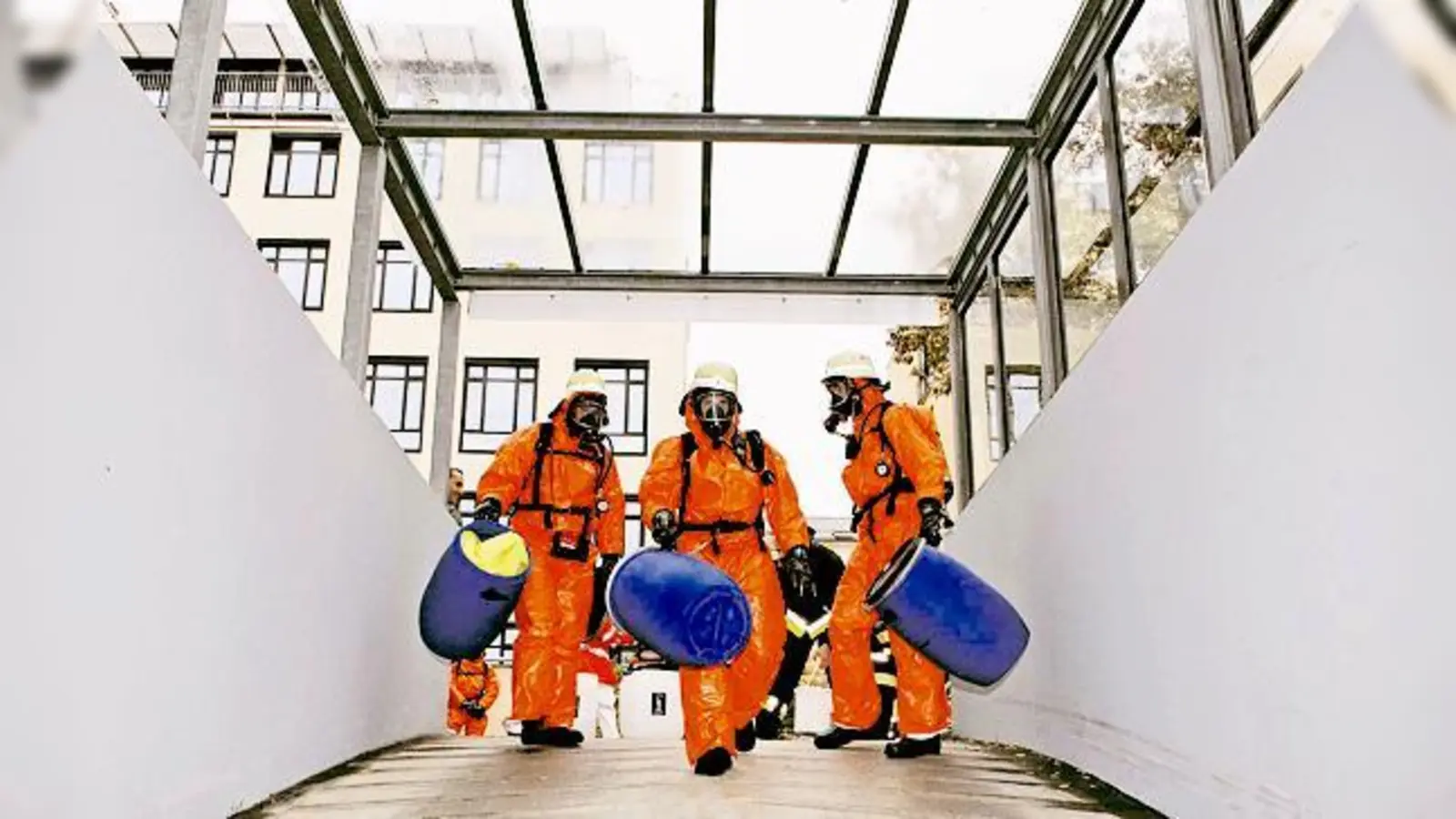 Durch Anzüge geschützt führte die Feuerwehr Messungen durch. 	 (Foto: Feuerwehr München)