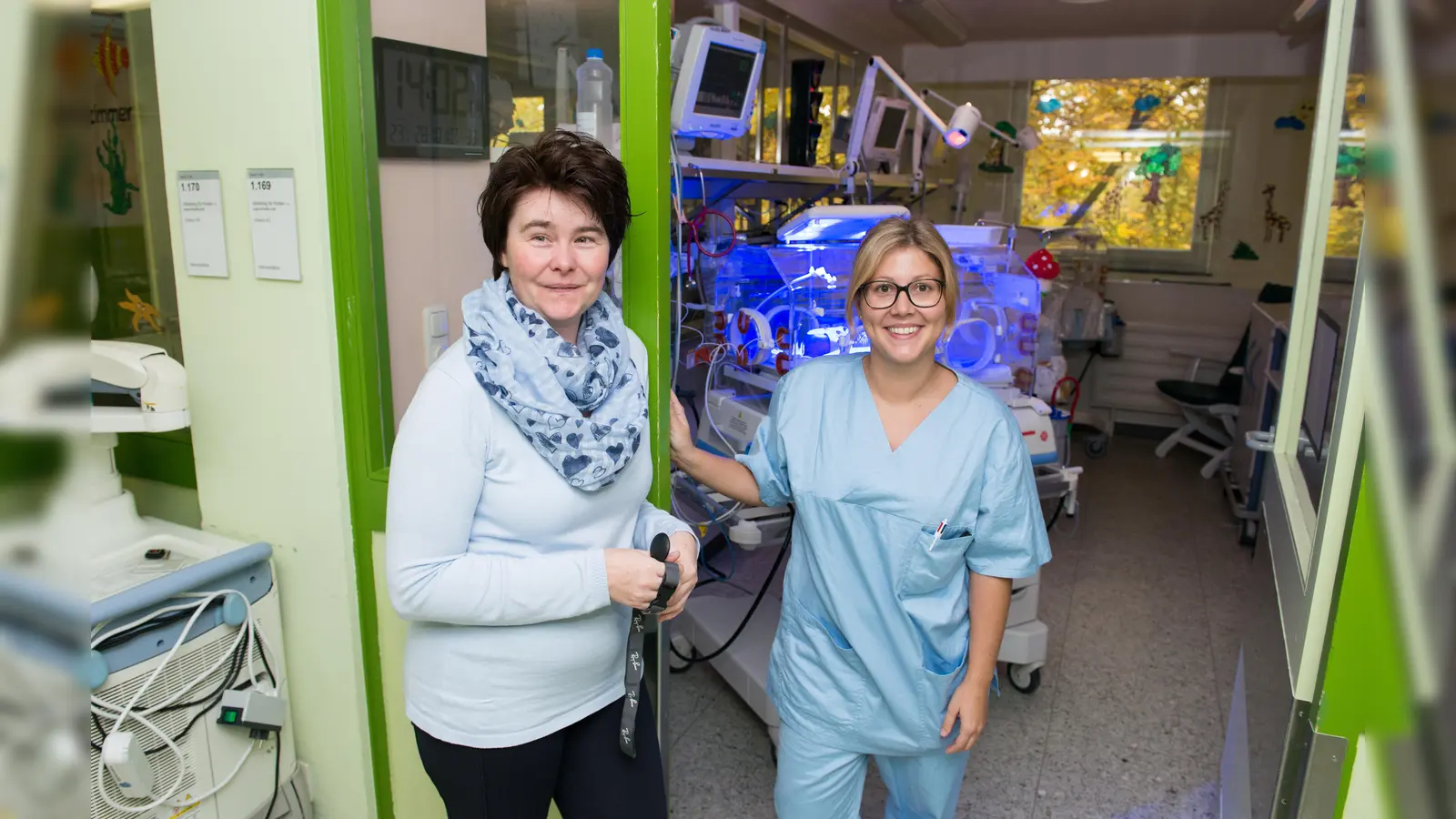 Andrea Killiches (links) und Sabrina Weigel, Stationsleiterinnen der Neonatologie und Kinderintensivstation freuen sich über die schönen neuen Räumlichkeiten. (Foto: München Klinik)