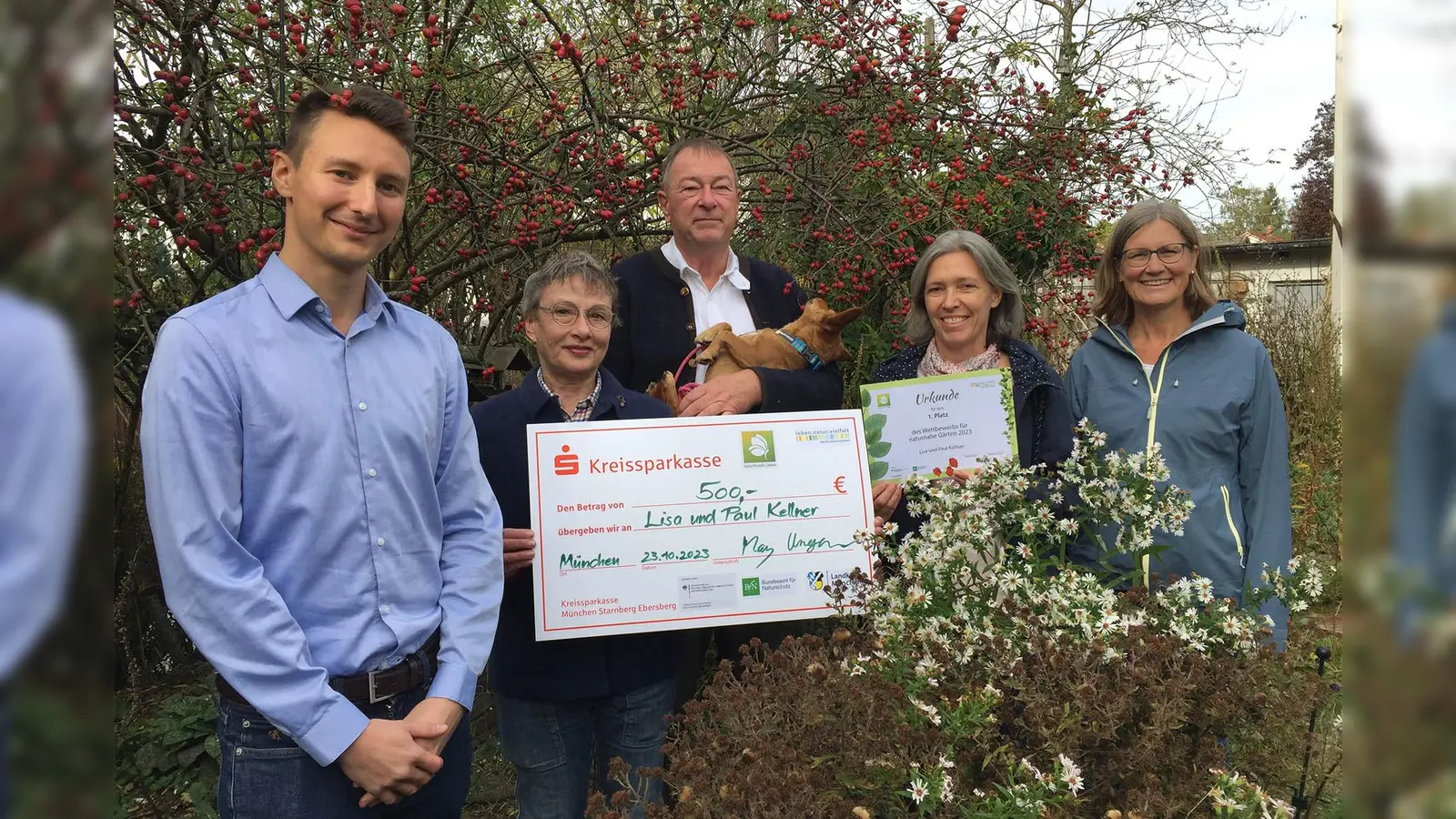 Die Preisträger aus 2024: Lisa und Paul Kellner (2. und 3. v.l.) mit Hündin Fanni und Benjamin Ungar, Susanne May von der Unteren Naturschutzbehörde im Landratsamt sowie Ute Borchers, Projektbetreuerin des Fördermittelgebers beim Deutschen Zentrum für Luft- und Raumfahrt e.V. (Foto: LRA)