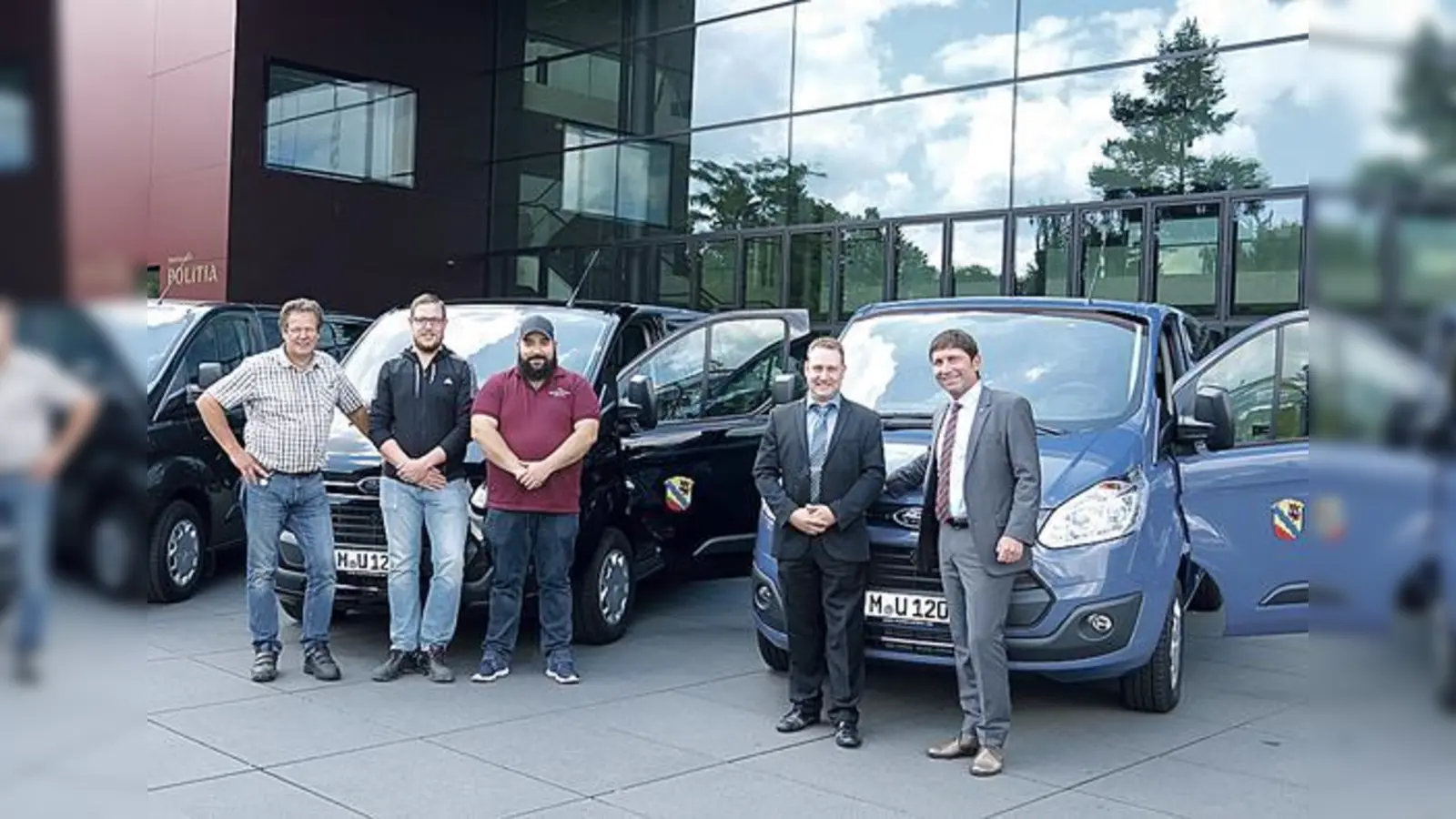 Über die Vereinsbusse freuten sich (v. l.): Bauhofleiter Jürgen Wohlfeil, sein Stellvertreter Manuel Artmeier, Kulturamtsmitarbeiter (Vereine) Bastian Siebauer, Martin Summer von der Firma Kuttendreier und Bürgermeister Andreas Kemmelmeyer.   (F.: Gemeinde)
