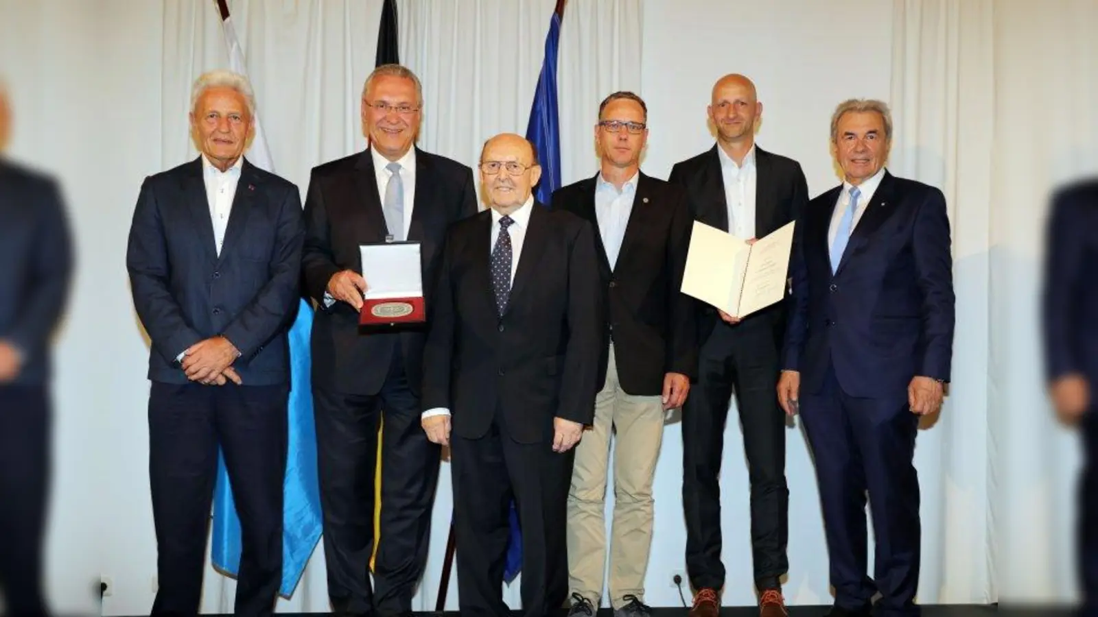 Der Sportverein Laim wird mit der Sportplakette des Bundespräsidenten geehrt. Im Bild (von links): Vorstand Gerhard Meier, Innenminister Joachim Herrmann, Ehrenvorstand Laurentius Pfäffl, erweiterter Vorstand Christian Stein, Geschäftsführer  Nicolai Fischer, BLSV Präsident Günther Lommer. (Foto: Sammy Minkoff)