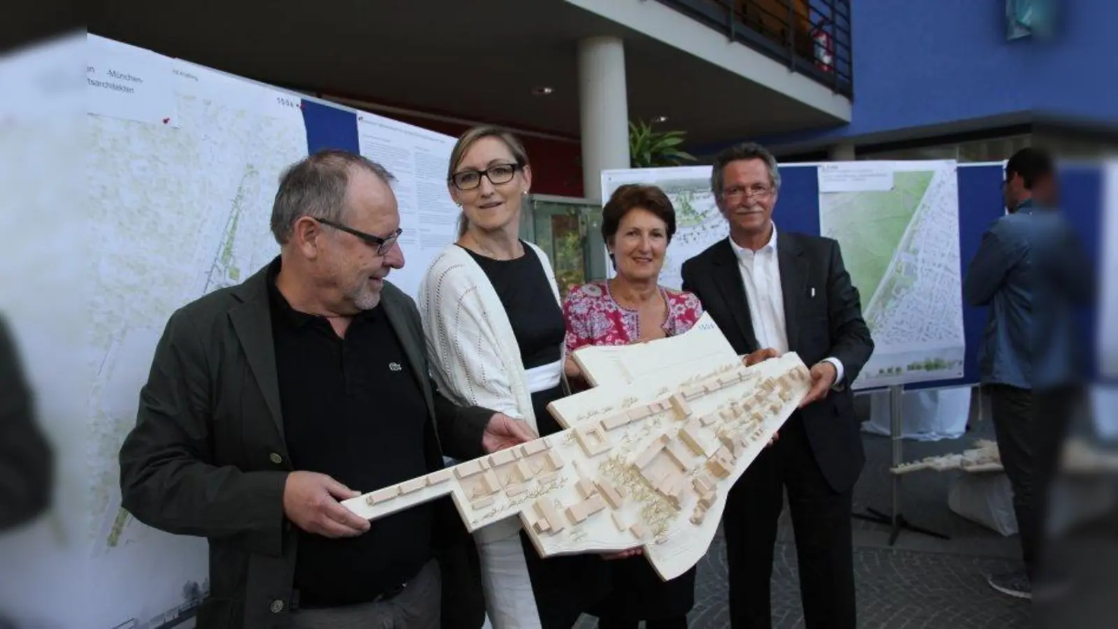 Architekt Thomas Hammer, Landschaftsarchitektin Doris Grabner, die Kraillinger Bürgermeisterin Christine Borst und ihr Planegger Amtskollege Heinrich Hofmann mit dem Siegerentwurf zur Bahnhofsplatzplanung. (Foto: us)