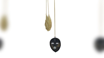 21 Gramm, soviel wiegen die ausgestellten Schmuckstücke, hier eine Kette von Guo Xin. (Foto: Galerie Handwerk)