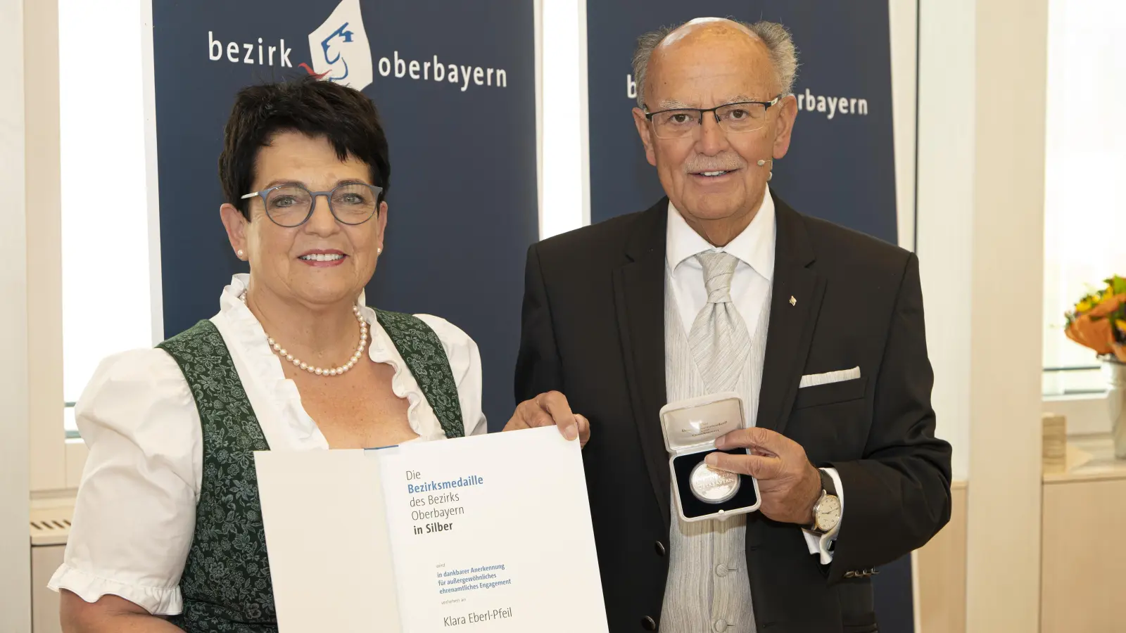 Verleihung der Bezirksmedaille: Bezirkstagspräsident Josef Mederer ehrt Klara Eberl-Pfeil. (Foto: Bezirk Oberbayern)