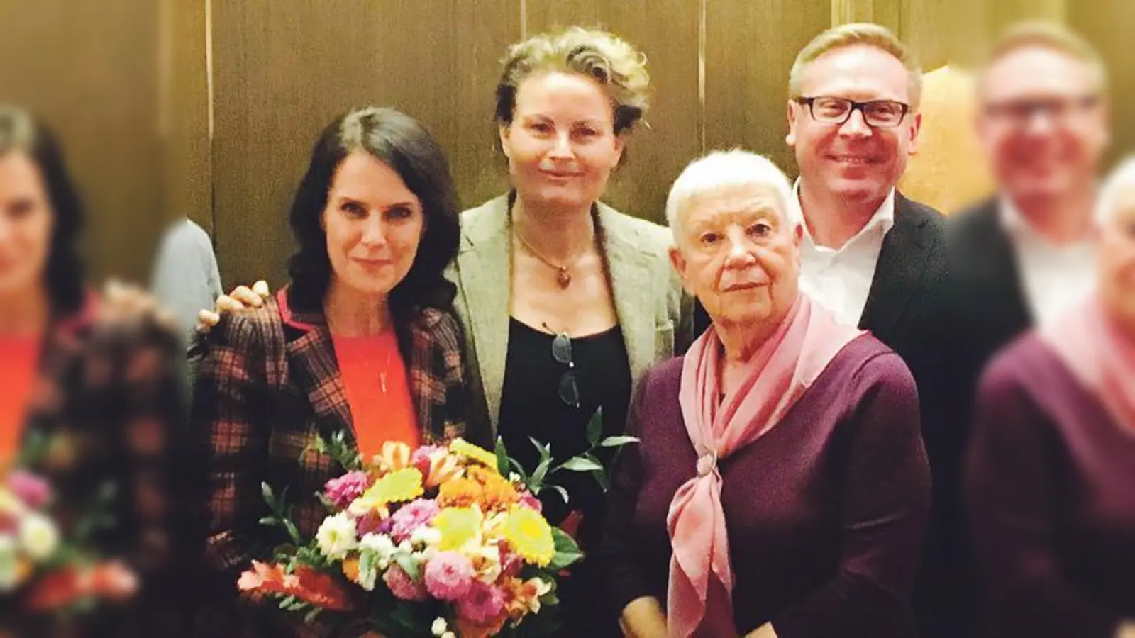 Der Ortsvorstand der FDP Altstadt-Lehel (v.l.): Cécile Prinzbach (Vorsitzende), Stefanie Wagner-Schroiff (stellvertretende Vorsitzende) und Elke Elzer (Schriftführerin) mit Manfred Kronauer (Kreisvorsitzender des KV München Ost)	 (Foto: FDP)