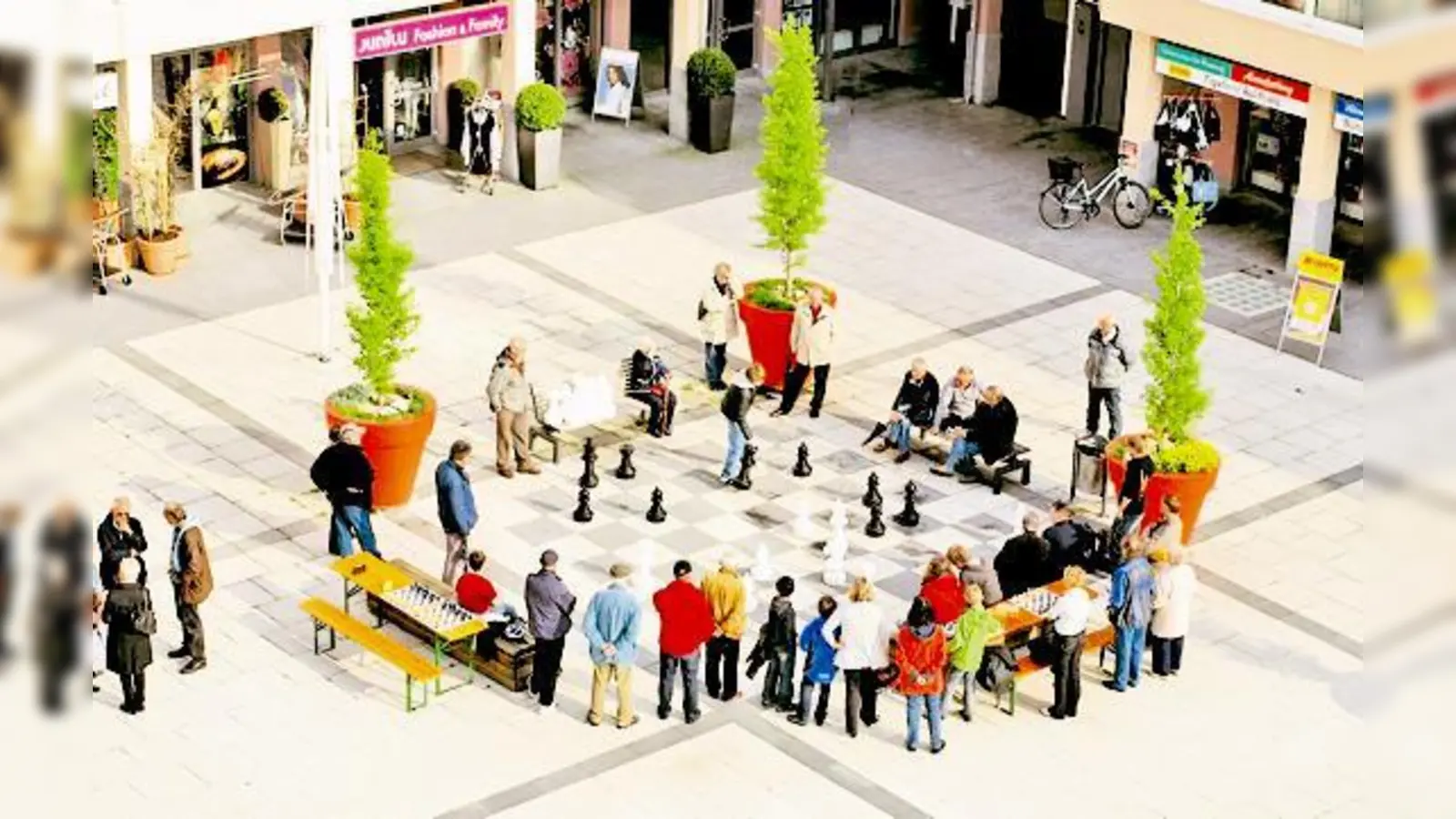 Ein Riesen-Schachfeld ist seit Kurzem die Attraktion am Baldhamer Marktplatz. Hier können Jung und Alt sich miteinander messen.	 (Foto: ed)