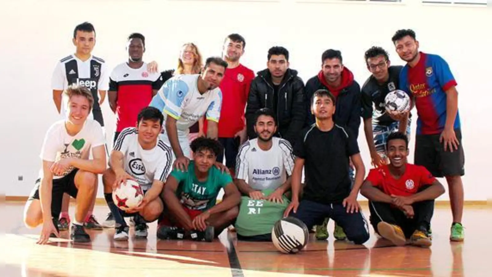 Die Ramasuri-Fußballmannschaft freut sich zusammen mit ihrer Betreuerin Brigitte Barthmann über die Spende von Timon Gregg (vorne, l.), für die er sich während seines Auslandjahres bei einer US-Hilfsorganisation beworben hatte.	 (Foto: privat)