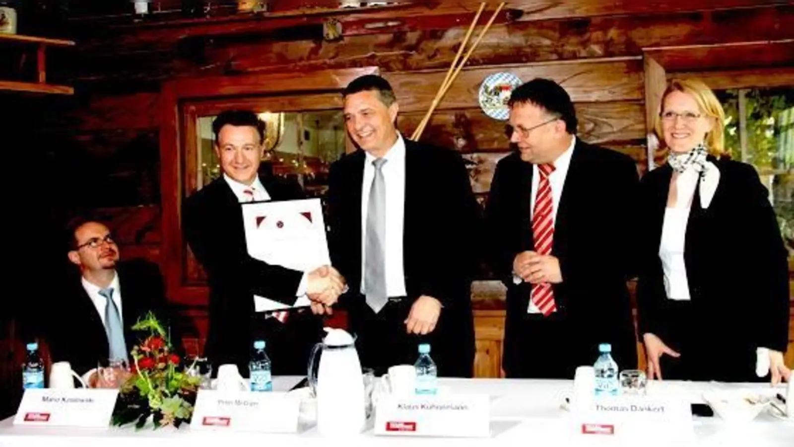 Urkunde für eines der kundenorientiertesten Dienstleister 2011: Vertriebsleiter Klaus Kühnemann (3. v. li.) gratuliert Hausleiter Peter Metzger (2. v. li.) zur Auszeichnung.  (Foto: ahi)