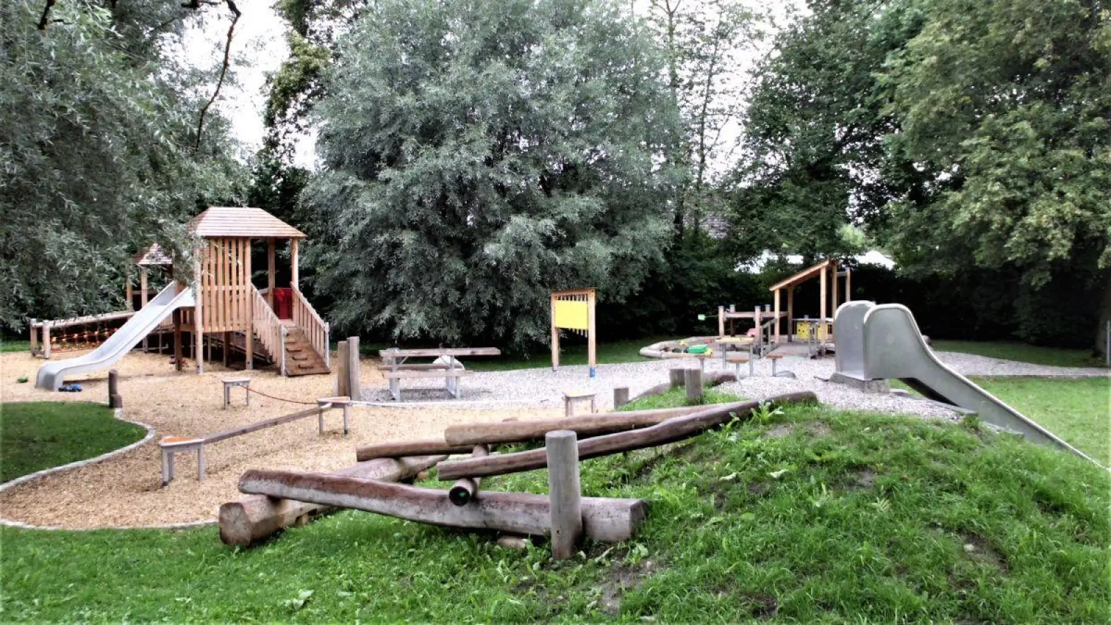 Auf dem neuen Spielplatz am Huosiring haben auch in ihrer Bewegung eingeschränkte Kinder jede Menge Spielmöglichkeiten.  (Foto: Stadt Weilheim)
