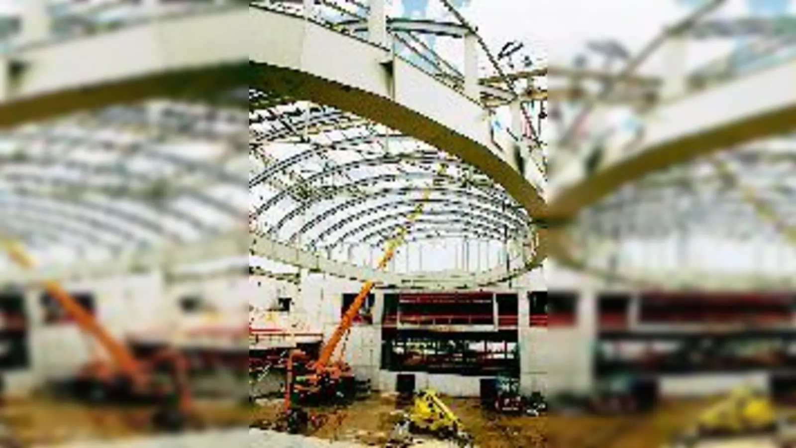 Scheinbar schwerelos: Das Stahlgerüst für die Glaskuppel des Ballhausforums erhob sich vergangenen Mittwoch in knapp 13 Meter Höhe.	 (Foto: gf)