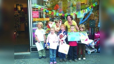 Die stolzen Gewinner des Malwettbewerbs mit Skribo-Inhaberin Ulrike Schuhbauer. (Foto: pi)