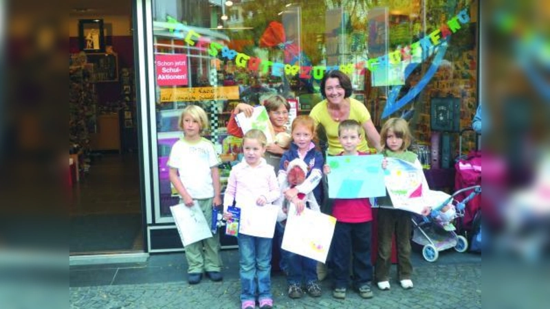 Die stolzen Gewinner des Malwettbewerbs mit Skribo-Inhaberin Ulrike Schuhbauer. (Foto: pi)