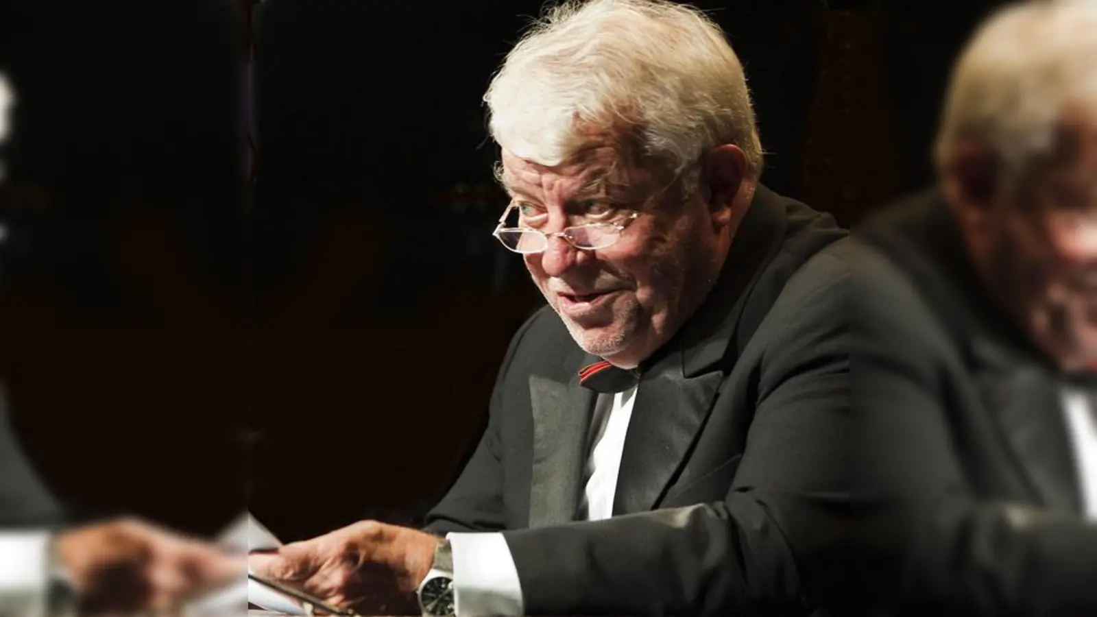 Wenn Jochen Striebeck liest, dann schauspielert er mit seiner Stimme  und ein wenig mit seiner Mimik.  (Foto: VA)