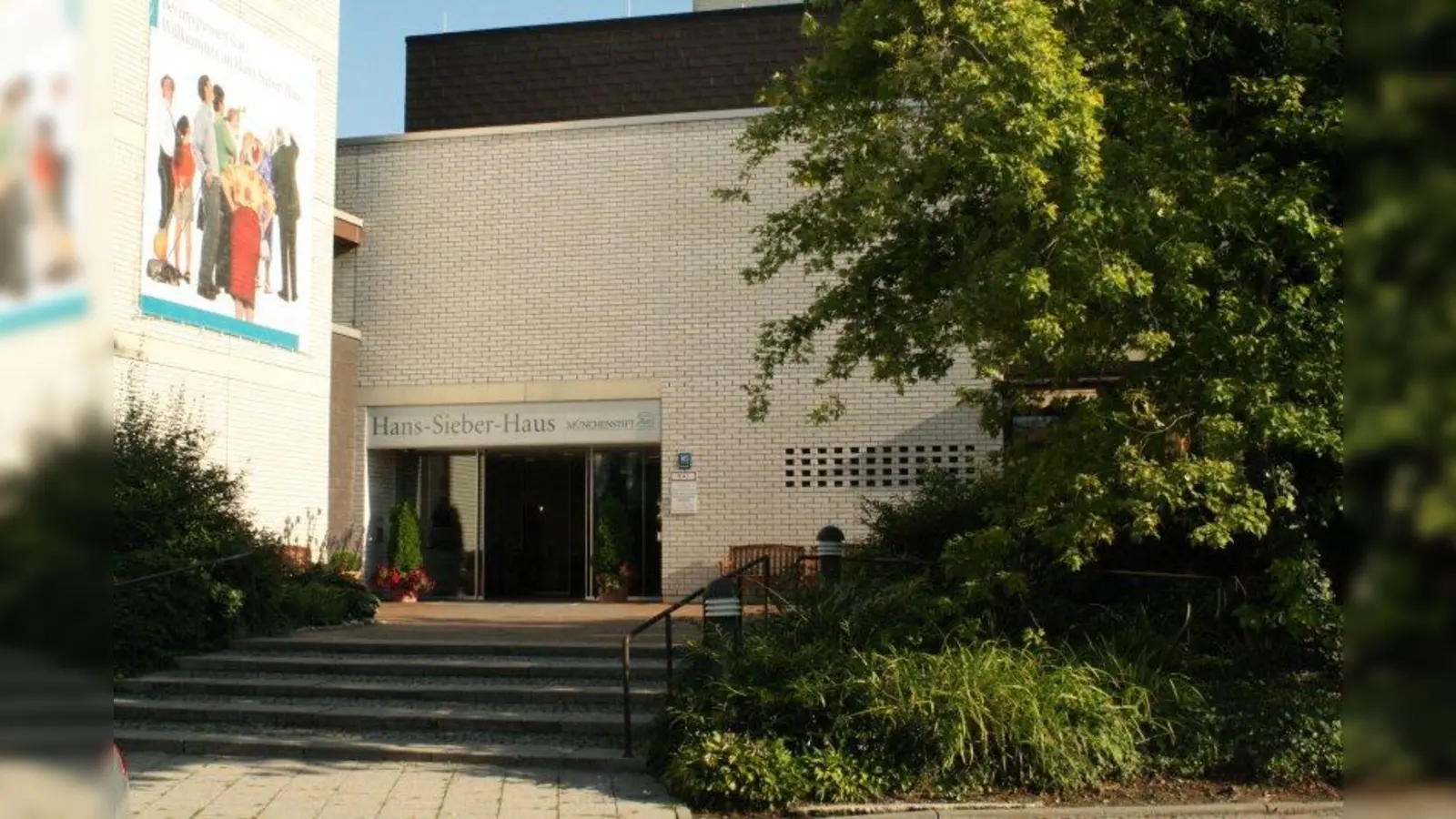 Soll abgerissen werden: das Hans-Sieber-Haus in der Manzostraße 105. Als Ersatz soll ein Pflegeheim in der Franz-Nißl-Straße entstehen. (Foto: sb)