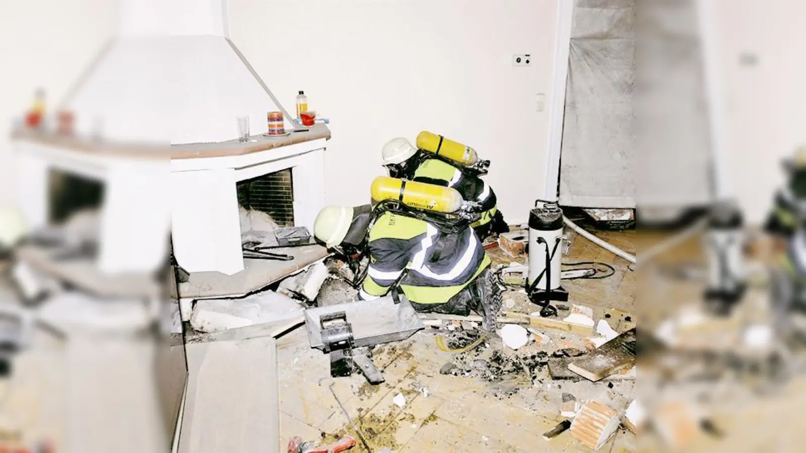 In der Fehlbodendecke spürte die Feuerwehr den Brandherd auf.	 (Foto: Feuerwehr)