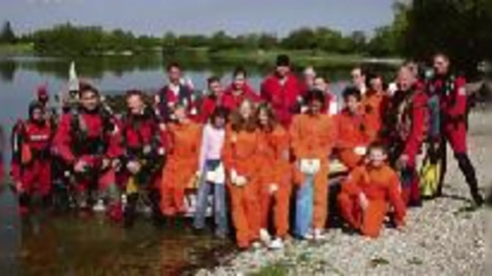 Gut gelaunt geht es gleich los: Die Mitglieder der Feldkirchener Wasserwacht sammeln  unter anderem Müll am Ufer des Heimstettener Sees ein.	 (Foto: ko)