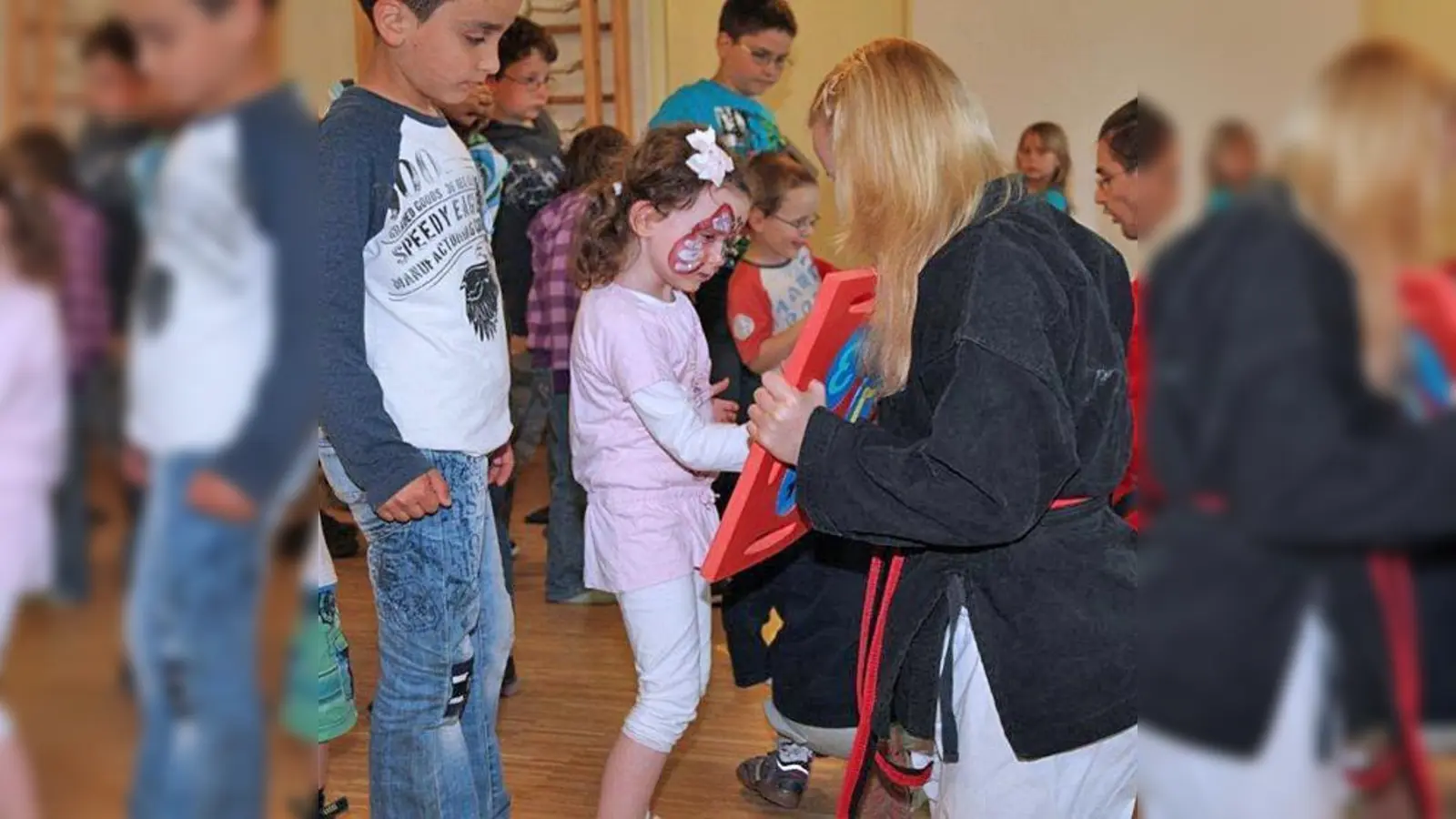 Ein kunterbuntes Fest in der Villa: Das schlechte Wetter tat der Freude keinen Abbruch.  (Foto: VA)