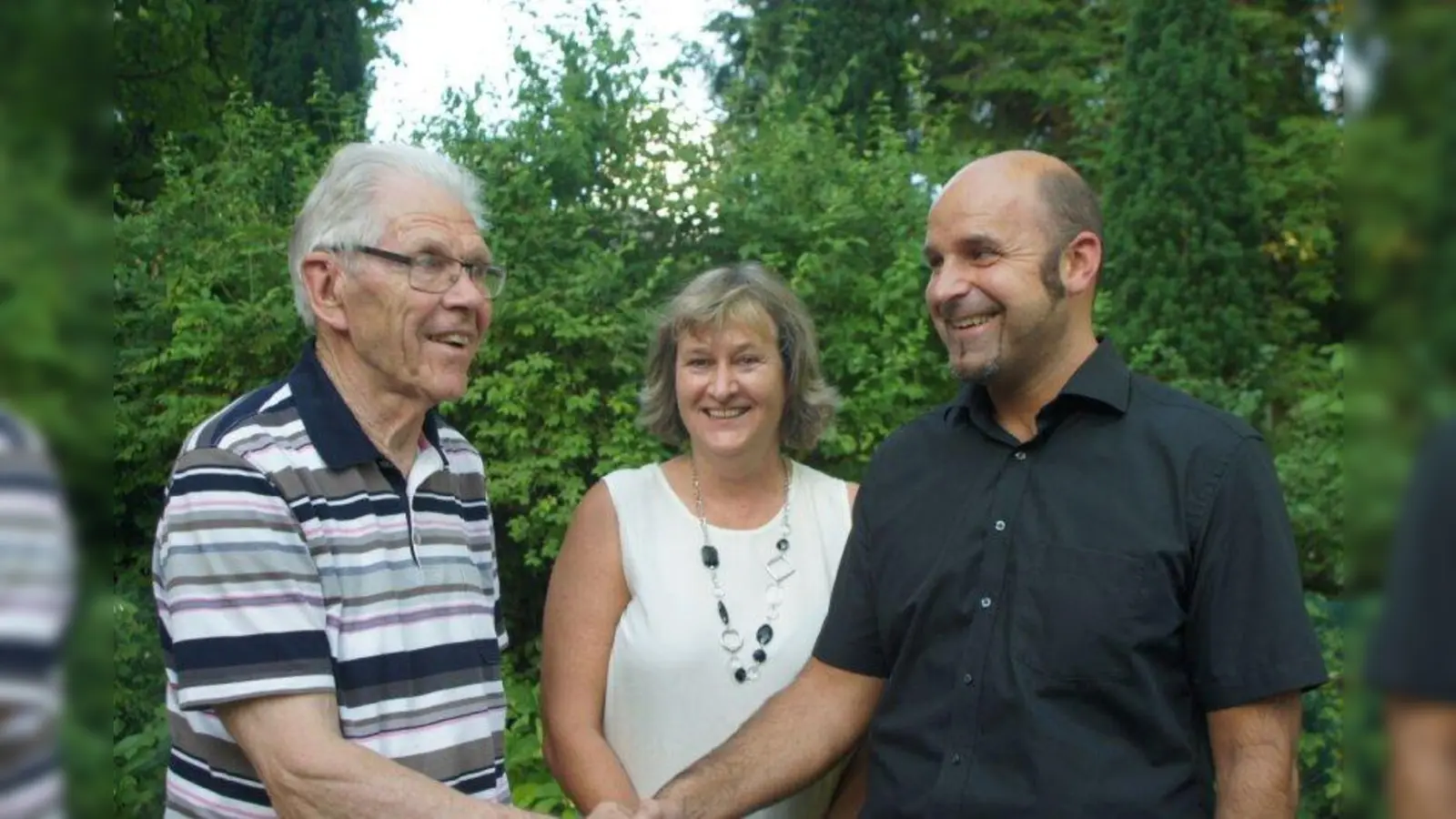 Stabwechsel: Lorenz Marchese-Schmidt (r.) löst Alfred Schaller (l.) als 1. Vorsitzender des 1.MCAG ab. Als 2. Vorsitzende wurde Petra Föhr (m.) wiedergewählt. (Foto: 1.MCAG)