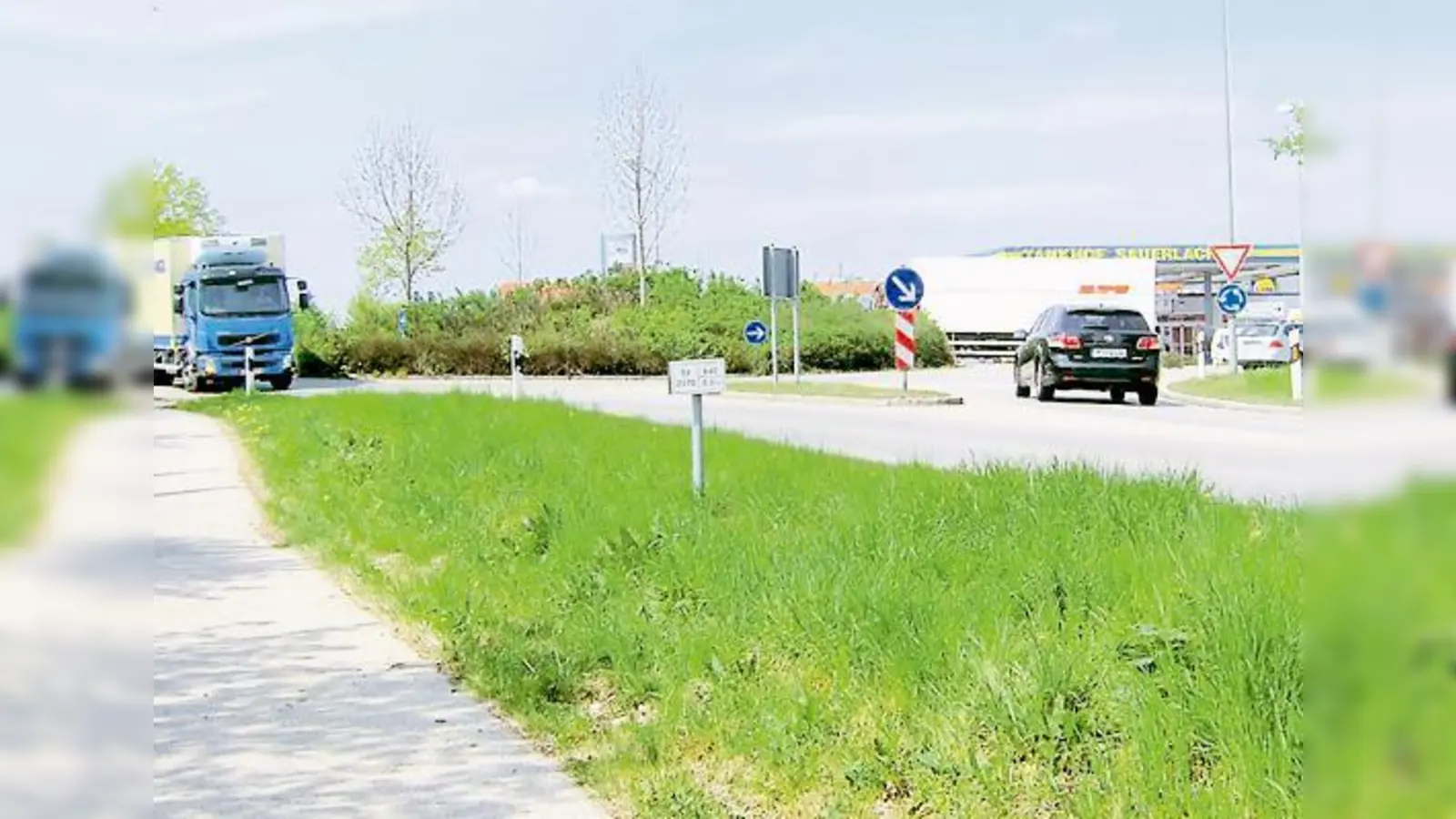 Die Spurrillen bleiben. Aus Geldmangel verschiebt das Straßenbauamt die Sanierung des viel befahrenen »Dehner Kreisel« in Sauerlach.  (Foto: Pietsch)