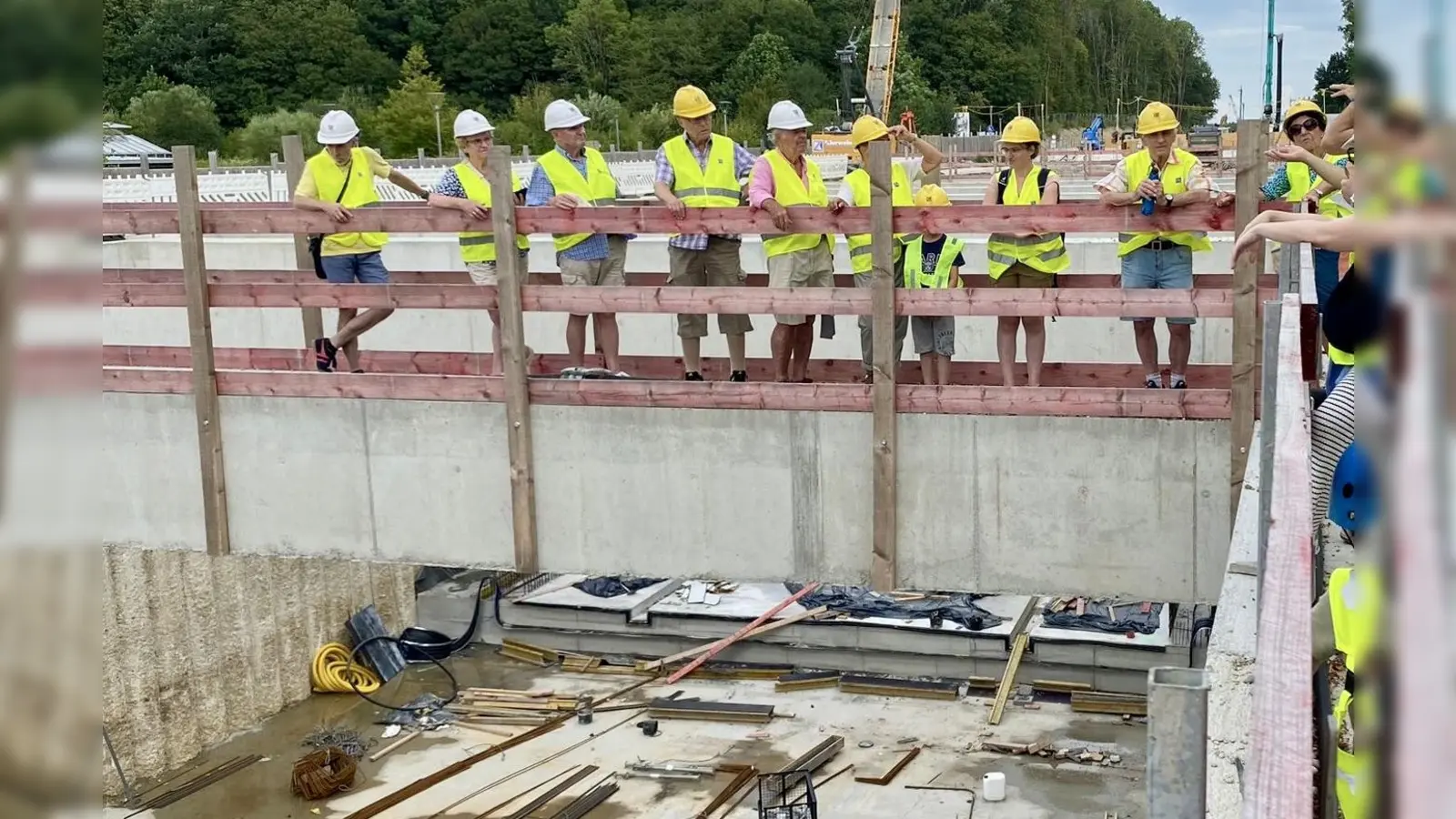 Derzeit sind alle Bauphasen der U-Bahnverlängerung nach Martinsried gleichzeitig zu sehen. Dies nimmt die Gemeinde Planegg zum Anlass, um am 5. September zu einer Baustellenführung einzuladen. Interessierte können sich kostenfrei in der Gemeinde anmelden.  (Foto: Kiki Xander/Planegg)