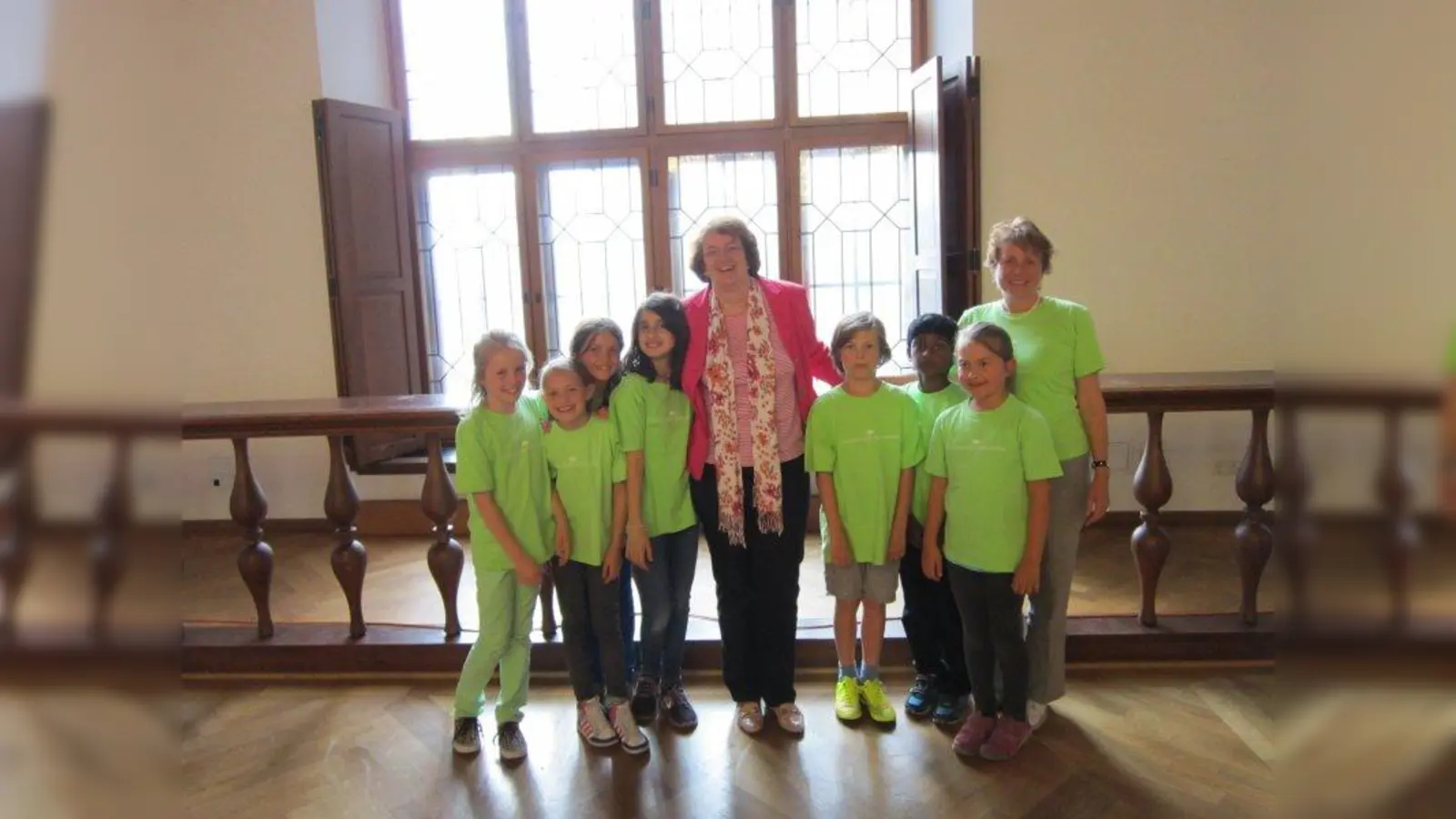 Bürgermeisterin Christine Strobl (Mitte) freut sich über das Engagement der Gilmschule mit Carmen Fröhler (rechts) und ihren „Leseratten” (Foto: sch)