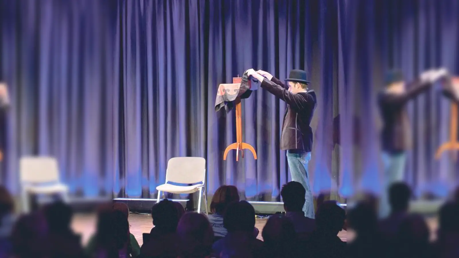 Wie kann es sein, dass der Tisch schwebt? Gäste der Zaubershow werden staunen.	 (Foto: VA)