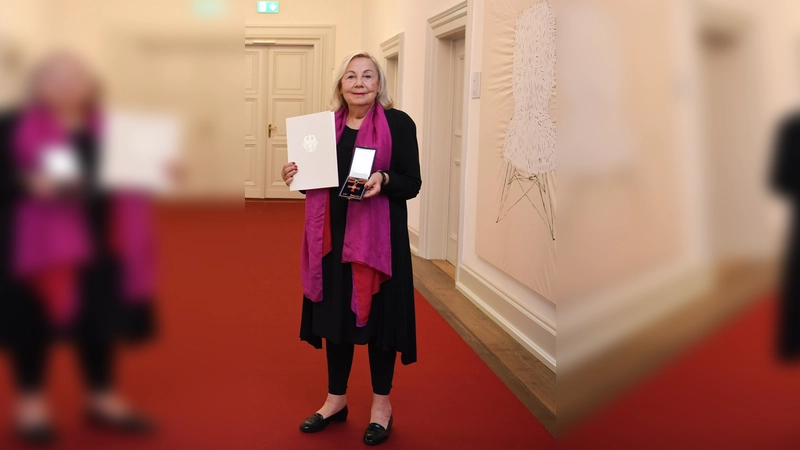 Große Ehre für die Asterix-Übersetzerin: Kunstminister Bernd Sibler händigte das Bundesverdienstkreuz an Gudrun Penndorf aus Unterföhring aus. (Foto: StMWK/Andreas Gebert)
