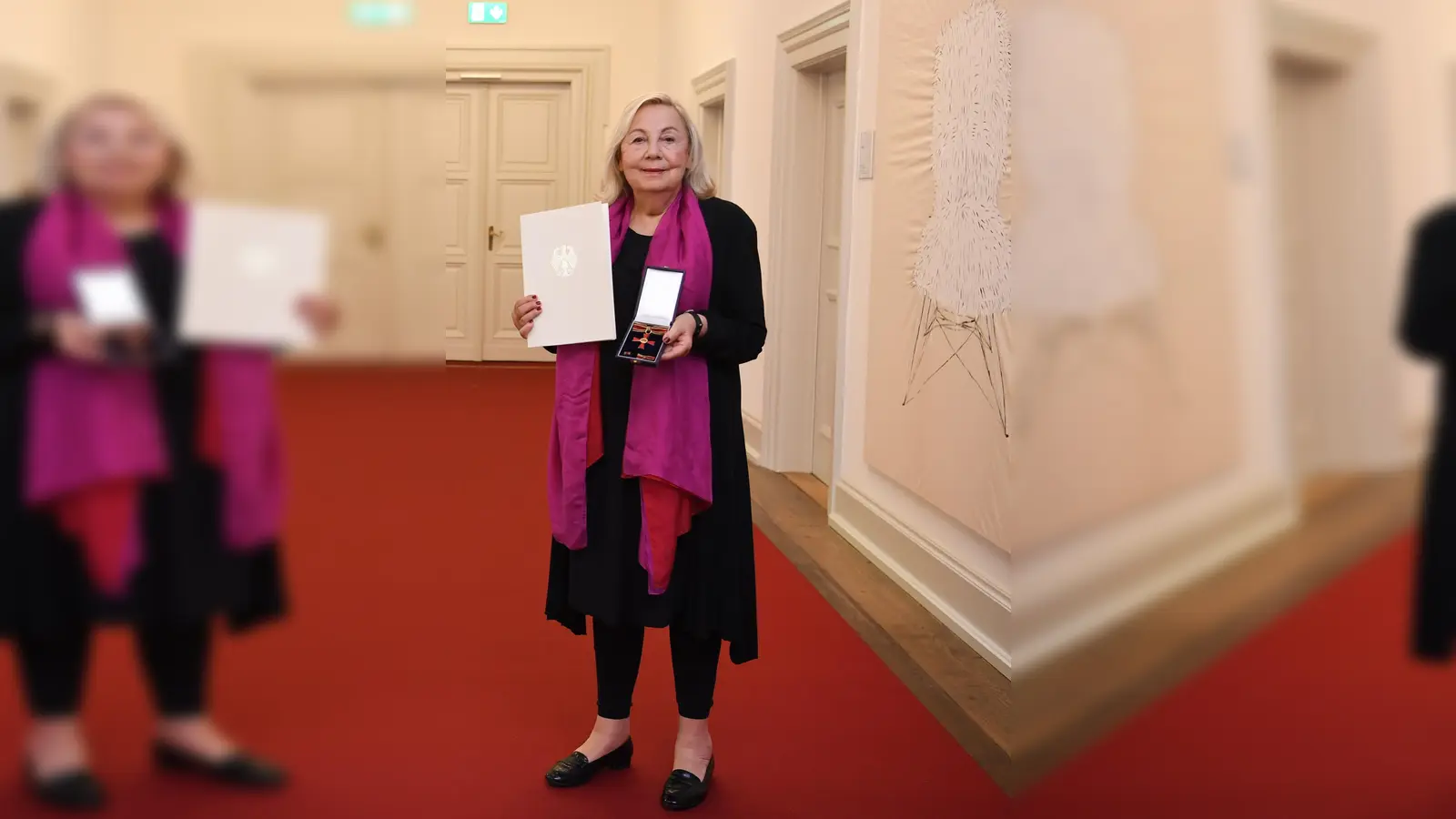 Große Ehre für die Asterix-Übersetzerin: Kunstminister Bernd Sibler händigte das Bundesverdienstkreuz an Gudrun Penndorf aus Unterföhring aus. (Foto: StMWK/Andreas Gebert)