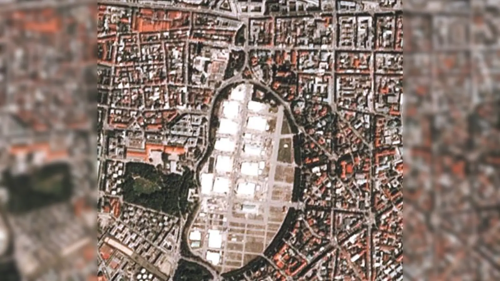 Die Theresienwiese, wie sie am 16. August aus dem All zu sehen war. Die Zelte stehen schon, Fahrgeschäfte kamen in den darauf folgenden Tagen hinzu.	 (Foto: Planet Labs Inc.)