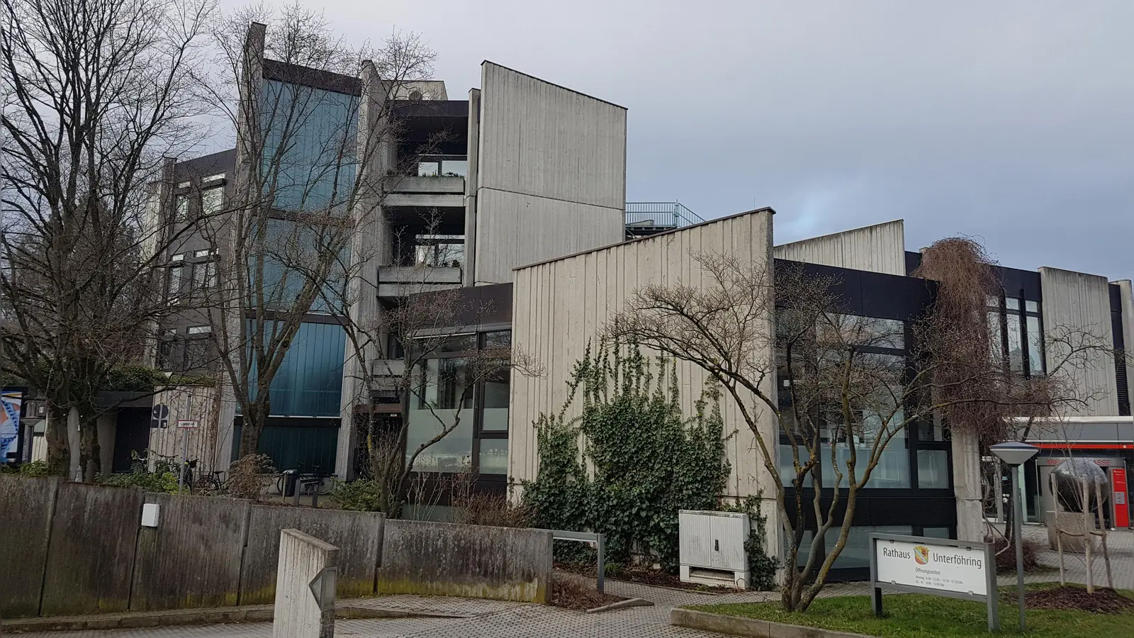 50 Jahre alt - und jetzt doch mit Zukunft: Das Unterföhringer Rathaus wird saniert. Einen Neubau an einem anderen Standort wird es nicht geben. (Archivbild: bas)