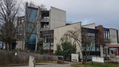 50 Jahre alt - und jetzt doch mit Zukunft: Das Unterföhringer Rathaus wird saniert. Einen Neubau an einem anderen Standort wird es nicht geben. (Archivbild: bas)