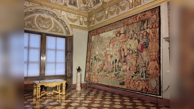 Durch die neue Raumverdunkelung scheint nun Tageslicht in die Steinzimmer der Residenz. Dadurch kommen die kostbaren Tapisserien noch viel besser zur Geltung.  (Foto: © Bayerische Schlösserverwaltung, T. Naumovic, www.schloesser.bayern.de)