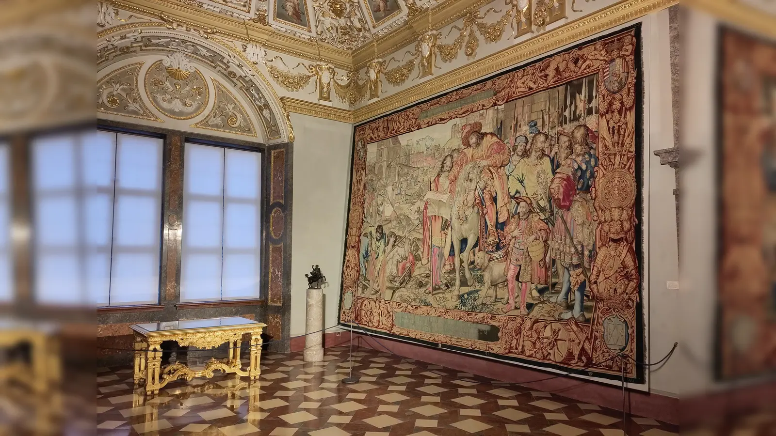 Durch die neue Raumverdunkelung scheint nun Tageslicht in die Steinzimmer der Residenz. Dadurch kommen die kostbaren Tapisserien noch viel besser zur Geltung.  (Foto: © Bayerische Schlösserverwaltung, T. Naumovic, www.schloesser.bayern.de)