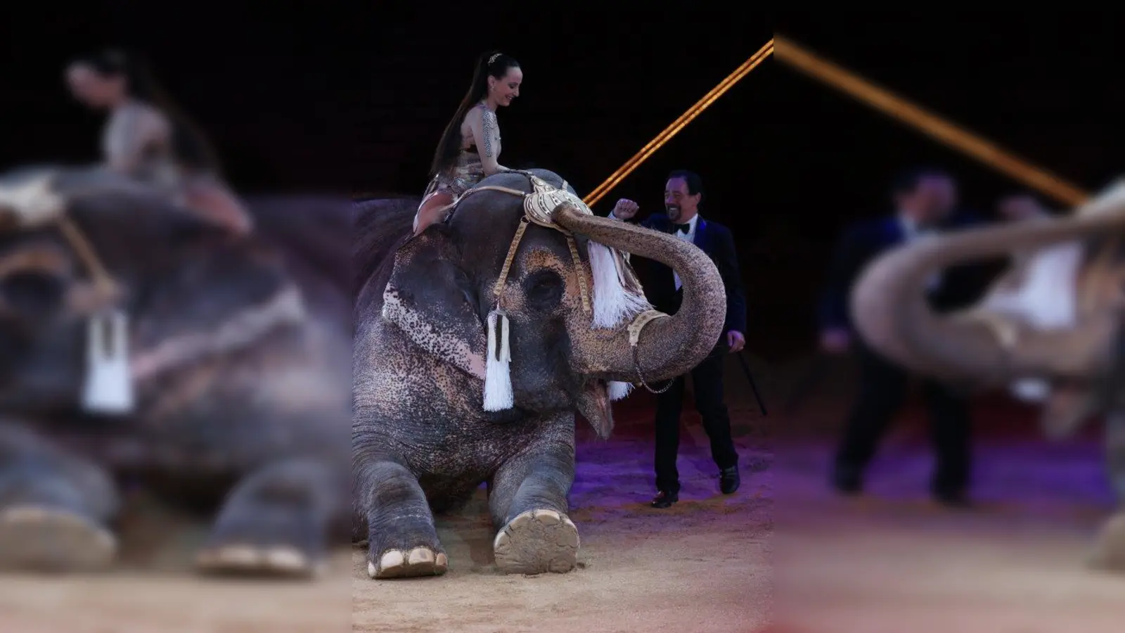 Circusprinzessin Jana Mandana und Tierlehrer James Puydebois mit dem Krone-Wappentier, dem Elefanten. (Foto: circus-krone.de)