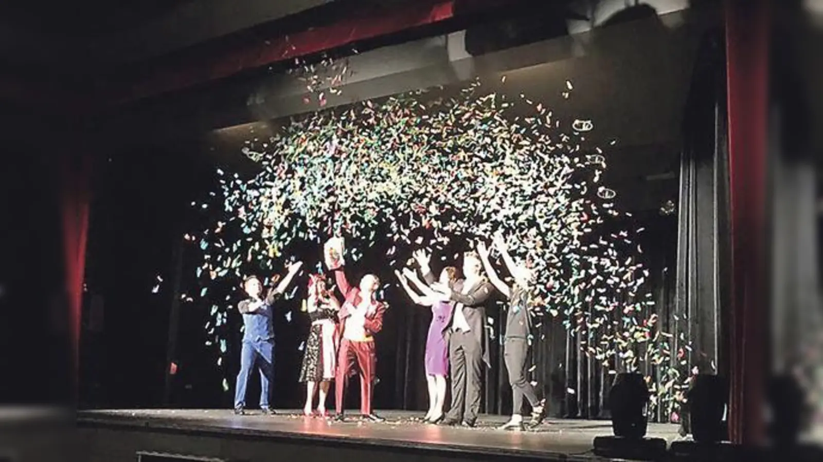 Auf der Bühne im Konfettiregen die Künstler Collin und seine Partnerin Célina, Moderator Bert Rex, Frau Bimslechner, Samuel Goldmann und Timo Marc.	 (Foto: VA)