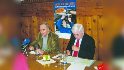 Joachim Lorenz vom Münchner Referat für Gesundheit und Umwelt und Ministerialdirigent Hubert Steinkemper vom Bundesministerium für Umwelt, Naturschutz und Reaktorsicherheit informierten über alle Neuerungen der Umweltzone und die Möglichkeit der Nachrüstung von Diesel-Fahrzeugen mit Partikelfiltern. (Foto: SE)