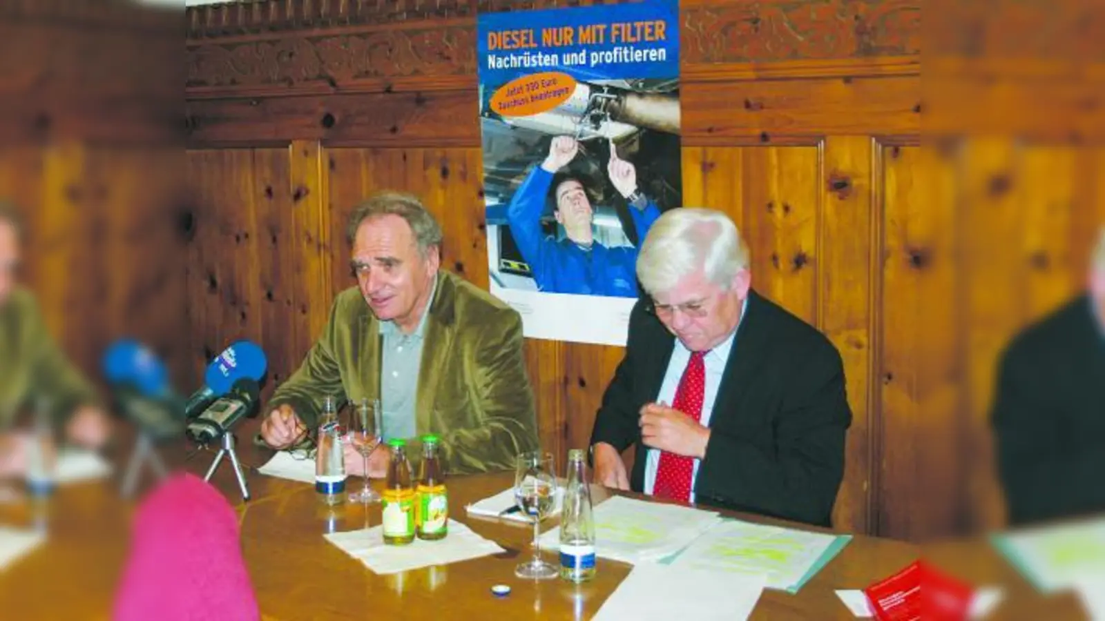 Joachim Lorenz vom Münchner Referat für Gesundheit und Umwelt und Ministerialdirigent Hubert Steinkemper vom Bundesministerium für Umwelt, Naturschutz und Reaktorsicherheit informierten über alle Neuerungen der Umweltzone und die Möglichkeit der Nachrüstung von Diesel-Fahrzeugen mit Partikelfiltern. (Foto: SE)