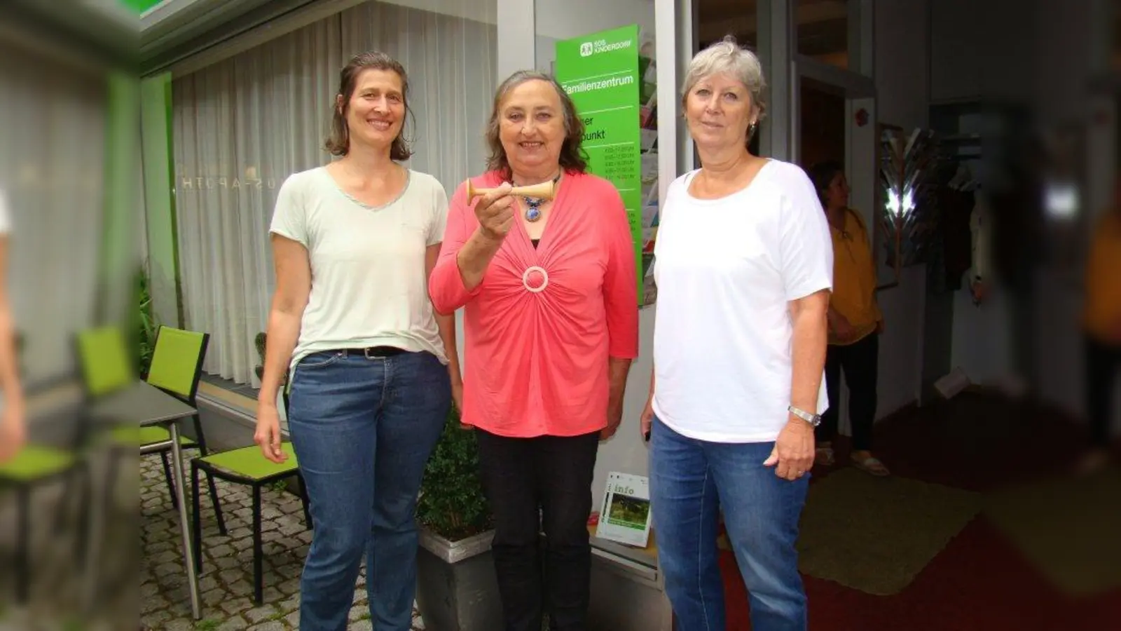 Hebamme Gabriele Mitschka (Mitte) mit den beiden Vertreterinnen des SOS-Familienzentrums Regina Maier (links) und Renate Meschnak (Foto: pst)